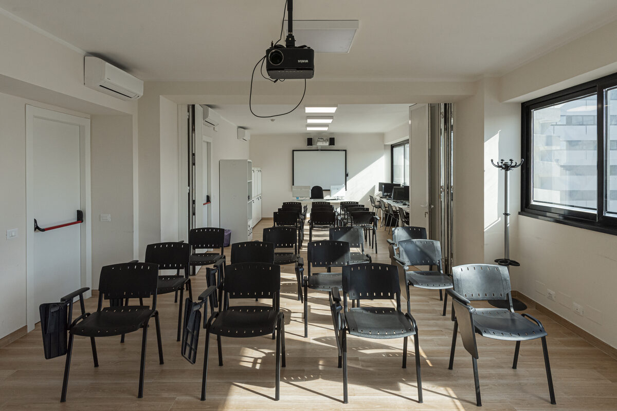 Aula formazione con attrezzature professionali